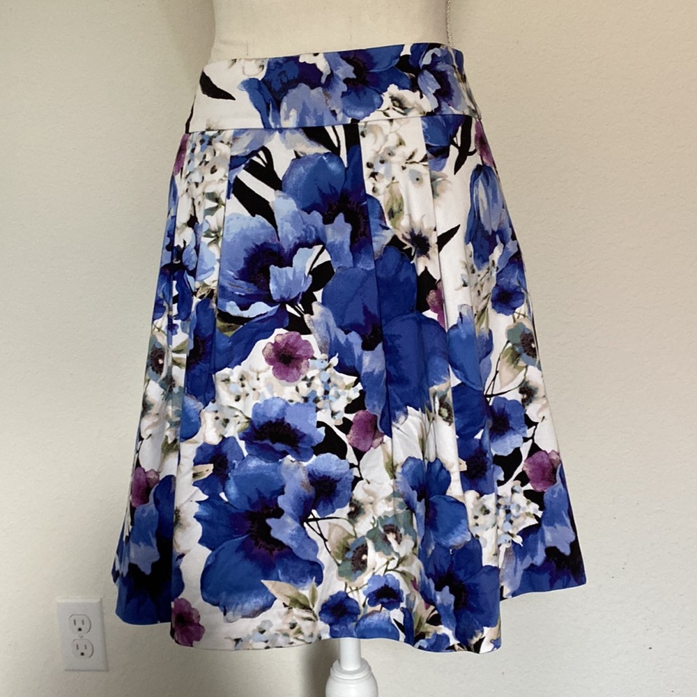 White House Black Market skirt, floral, blue - Picture 2 of 6